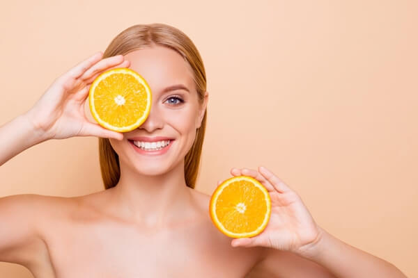 Vitamina C para o rosto: 5 benefícios do mega antioxidante