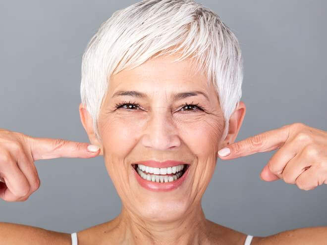 mulher com pés de galinha e bigode chines