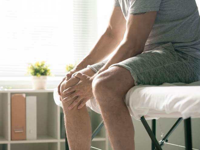 remédio caseiro para dor no joelho: massagem